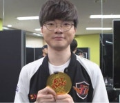 SKT T1 '페이커' 이상혁, '리프트 라이벌즈' 우승 메달 들고 한 컷 '시선 집중'