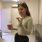 가수 쏠(SOLE), 매력적인 크롭탑 패션…파격적인 코 피어싱