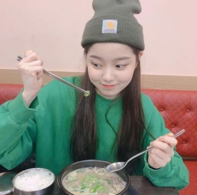 가수 로시, 순대국밥 먹는 모습 조차도 ‘귀염뽀짝’ | 포토뉴스