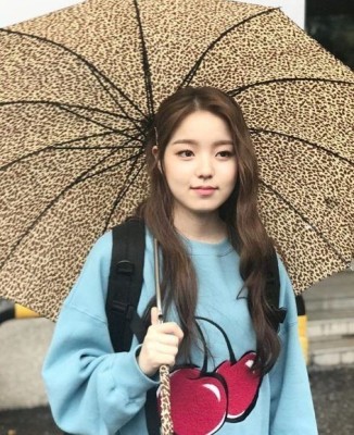 가수 로시, 우산 들고 있는 모습도 '귀요미' | 포토뉴스
