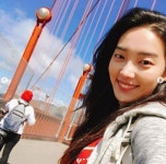 배우 김소라, 해외에서도 빛나는 밝은 미소