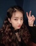 가수 송민경, 웨이브 헤어 스타일로 완성한 인형 비주얼