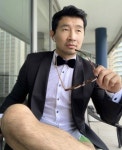 샹치 시무 리우, 턱시도·선글라스에 팬티? 코로나19 자가격리 패션
