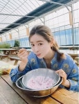 홍수아, 딸기와 함께한 상큼 가득 근황...#딸기아이스크림