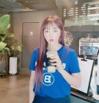 홍진영, 커피 한 잔의 여유...상큼 가득 미모는 여전해