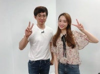 나미춘 윤태진 아나운서, 케인과 다정하게 브이