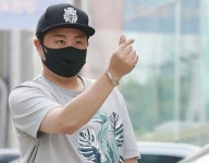 김호중, 시크하게 건넨 손하트...정규앨범 녹음 출근길 현장[포토뉴스]