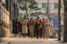 삼진그룹 영어토익반 고아성→이솜, 갈매기 눈썹·곱창밴드 95년 소환 레트로 패션
