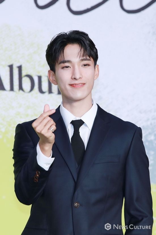 세븐틴 도겸, 중구 세터 아카이브에서 포토행사 참석 독특 매력 발산