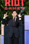 [포토]'롤 더 넥스트' 이인권 아나운서, 멀찍이 손인사
