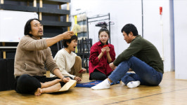 연극 오슬로에서 온 남자, 5개 스토리 통해 과거와 현재 엮어