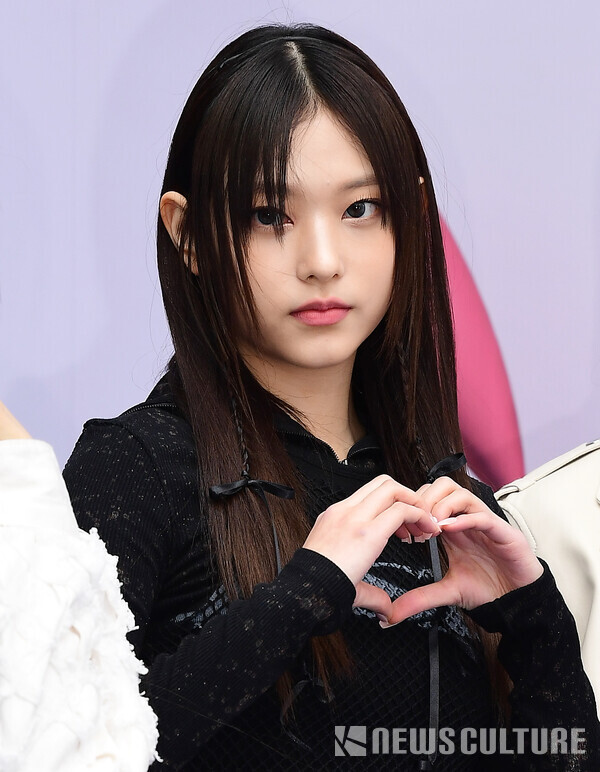 그룹 뉴진스 해린, 현대백화점면세점 에브리데이 현데이 프로모션 포토콜 행사 참여 중 귀엽고 세련된 매력으로 팬들 사로잡아