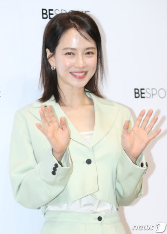 송지효, 前소속사 대표 고발 