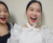김다현·김도현, 깜짝 입맞춤까지…국악 자매의 끈끈한 우정
