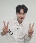 신성, 김유하·임서원과 찰칵…세대 초월 케미에 쏠리는 시선