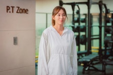 효심이네 각자도생 유이, 헬스트레이너의 탄탄한 등근육