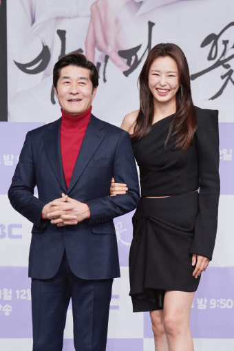 김상중X이하늬, 팔짱 낀 시아버지와 며느리(밤에 피는 꽃)[포토]