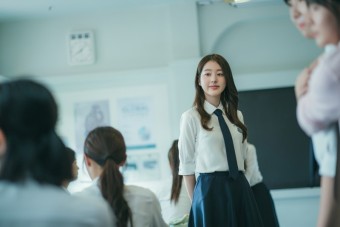 '장원영 언니' 장다아, 화사한 미소 뒤의 서늘함(피라미드 게임)