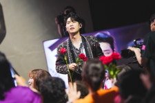 손태진-신성-에녹, 노래 부르다 객석 난입...삘 제대로(불타는 장미단2)