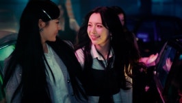 피프티 피프티 키나→아테나, 5명이 서로를 향해 웃는다