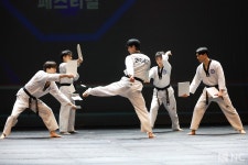 [NC포토] 격파 퍼포먼스로 관객 홀린다…강렬한 태권, 날아올라