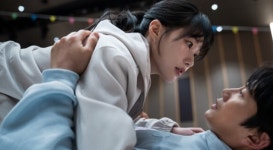 '아파트' 지성·하윤경, 작전하다가 심쿵 사고