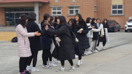 등굣길 하이파이브로 활기찬 학교생활