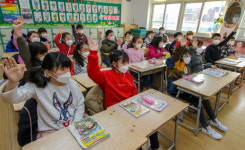 개학 첫날부터 마스크 쓰고…