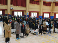 두 팔 벌려 환영 구미 야은초 입학식
