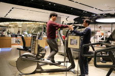 아웃도어 지고 실내 운동용품 뜬다