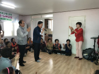 영천 봉동 12통 경로당, 노래교실·짜장면 봉사