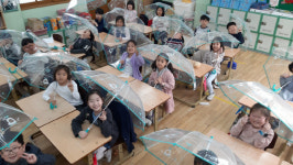안전한 등하교길 조성 만전 …황금초, 전교생에 투명우산 배부