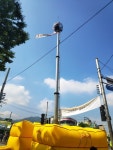 대구 남구 영대병원 네거리에서 한 남성 CCTV 거치대 탑에 올라 시위 중