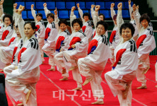 국학기공 실력 뽐내는 어르신들