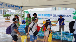 대구시설公, 물·부채 나눔 행사
