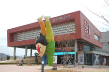 [청도 유등마을] 달큰한 복사꽃향 공존하는 카페테마마을 거듭난다