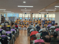 아이들 재롱에 어르신도 덩실덩실...금포초, 요양원·경로당 등 위문공연