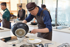 스스로 청소하고 요리하며 100세 도전