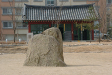 사적 411호 달서 진천동 입석 균열·미생물 범벅