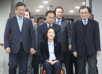 與 총선 영입 1호에 40대 척수장애인