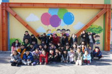 고사리 손으로 꾸민 학교 담장 벽화 눈길