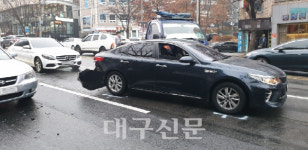 대구 앞산순환로서 4중 추돌… 승용차 1대 매장 돌진