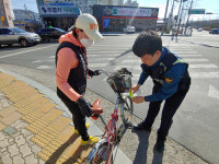 화원파출소, 전동휠체어에 야광반사지 부착