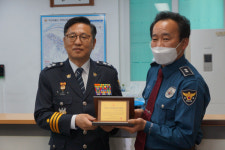 김천 찾은 박건찬 경북경찰청장, 역전파출소에 베스트 경찰 인증패