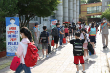 교문 앞 소방대원 아저씨 너무 든든해요 강서소방서, 용전초 안전 등교 지원