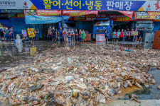 죽음 내모는 강제철거 상인들 격한 반발