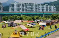 비 그치자 야영장 찾은 시민들