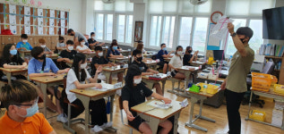 위험한 코로나, 야외 수련활동 안돼요...반야월초, 학교 강당서 실시