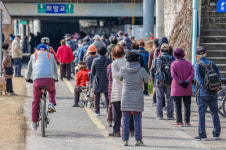 급식권 내고 도시락 받아 뿔뿔이…코로나가 바꾼 무료급식 현장 풍경