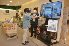 시니어 고객 위한 말랑말랑 한컴 VR 체험존